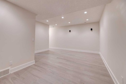 2-308 12 Avenue Ne, Calgary, AB - Indoor Photo Showing Other Room