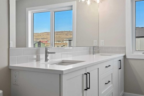 85 Quartz Crescent, Cochrane, AB - Indoor Photo Showing Bathroom