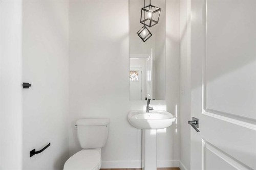 804-525 River Heights Drive, Cochrane, AB - Indoor Photo Showing Bathroom