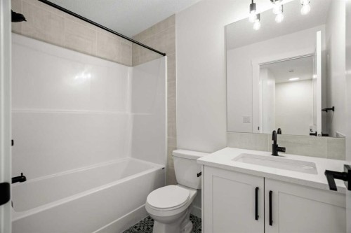 804-525 River Heights Drive, Cochrane, AB - Indoor Photo Showing Bathroom