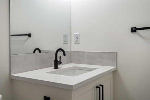 804-525 River Heights Drive, Cochrane, AB - Indoor Photo Showing Bathroom