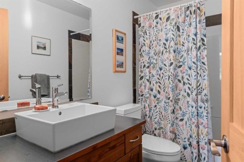 1712 11Th Avenue, Canmore, AB - Indoor Photo Showing Bathroom