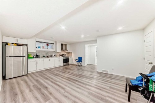 6 Corner Meadows Grove Ne, Calgary, AB - Indoor Photo Showing Kitchen