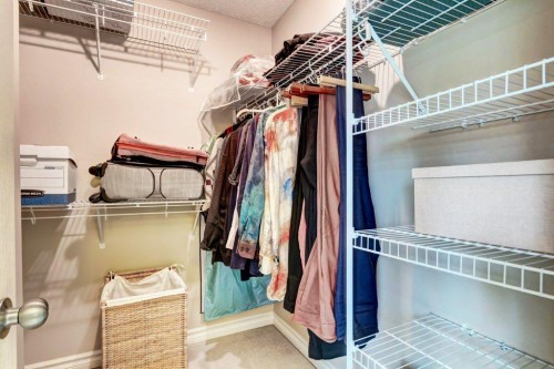 105 Inglewood Grove Se, Calgary, AB - Indoor With Storage