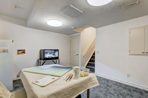 105 Inglewood Grove Se, Calgary, AB - Indoor Photo Showing Bedroom