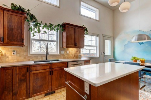 105 Inglewood Grove Se, Calgary, AB - Indoor Photo Showing Kitchen