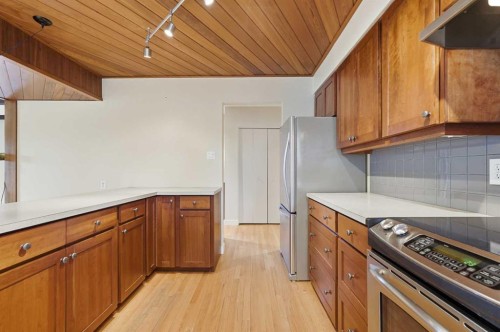 327 Willow Ridge Place Se, Calgary, AB - Indoor Photo Showing Kitchen