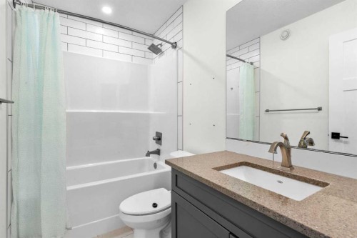 950 Mahogany Boulevard Se, Calgary, AB - Indoor Photo Showing Bathroom