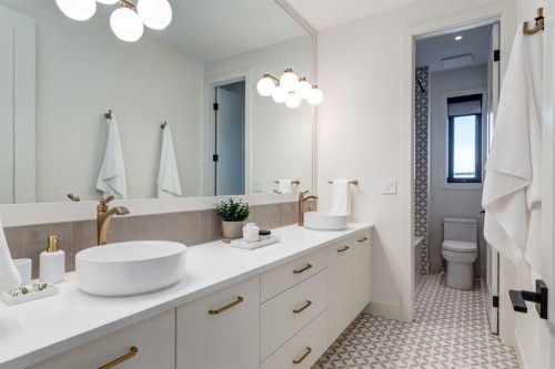 120 Greenwich Heath Nw, Calgary, AB - Indoor Photo Showing Bathroom