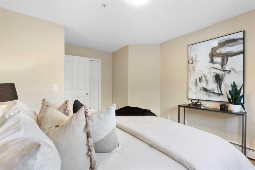 4104-10 Prestwick Bay Se, Calgary, AB - Indoor Photo Showing Bedroom