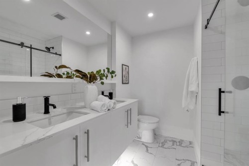 513-8375 Broadcast Avenue Sw, Calgary, AB - Indoor Photo Showing Bathroom