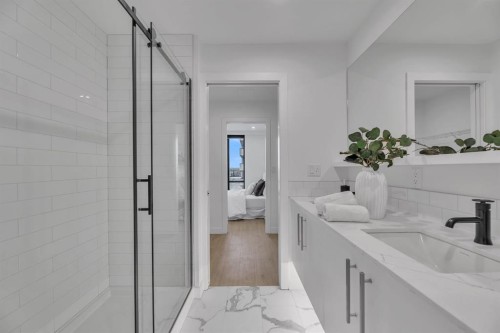 513-8375 Broadcast Avenue Sw, Calgary, AB - Indoor Photo Showing Bathroom
