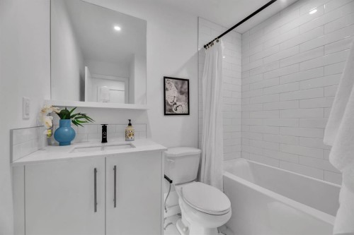 513-8375 Broadcast Avenue Sw, Calgary, AB - Indoor Photo Showing Bathroom