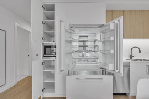 513-8375 Broadcast Avenue Sw, Calgary, AB - Indoor Photo Showing Kitchen