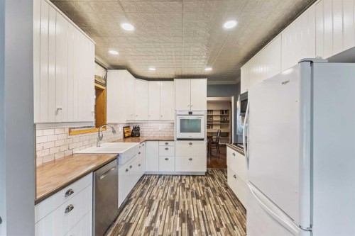 717 East Road, Standard, AB - Indoor Photo Showing Kitchen