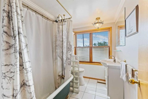 717 East Road, Standard, AB - Indoor Photo Showing Bathroom