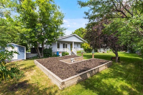 717 East Road, Standard, AB - Outdoor