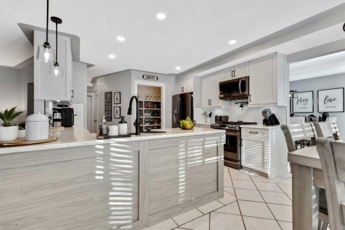 7 Mountain Park Circle Se, Calgary, AB - Indoor Photo Showing Kitchen With Upgraded Kitchen