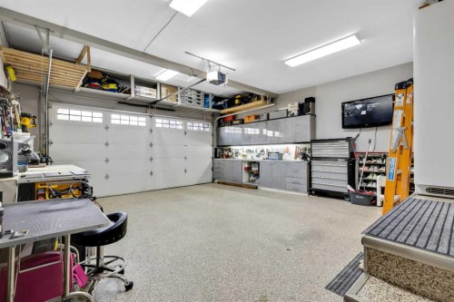7 Mountain Park Circle Se, Calgary, AB - Indoor Photo Showing Garage