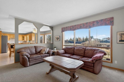 116 Hampshire Grove Nw, Calgary, AB - Indoor Photo Showing Living Room