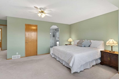 116 Hampshire Grove Nw, Calgary, AB - Indoor Photo Showing Bedroom