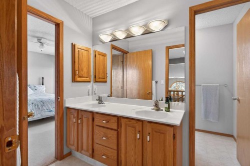 116 Hampshire Grove Nw, Calgary, AB - Indoor Photo Showing Bathroom