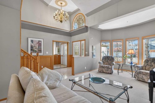 116 Hampshire Grove Nw, Calgary, AB - Indoor Photo Showing Living Room