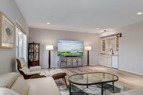 79 Discovery Ridge Park Sw, Calgary, AB - Indoor Photo Showing Living Room