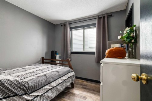 140 Stonegate Close Nw, Airdrie, AB - Indoor Photo Showing Bedroom