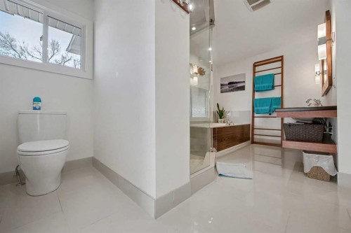 7331 Silver Mead Road Nw, Calgary, AB - Indoor Photo Showing Bathroom