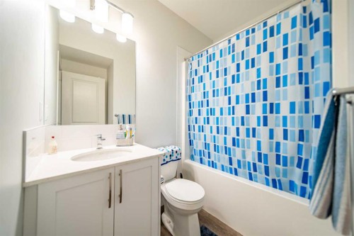 27 Iris Crescent, Okotoks, AB - Indoor Photo Showing Bathroom