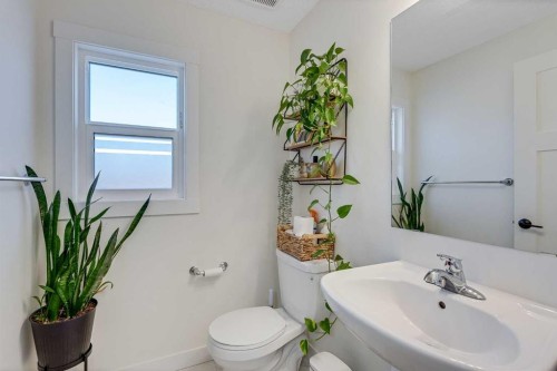 145 Lucas Crescent Nw, Calgary, AB - Indoor Photo Showing Bathroom