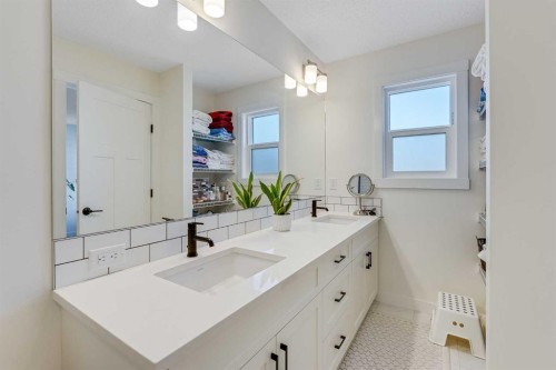 145 Lucas Crescent Nw, Calgary, AB - Indoor Photo Showing Bathroom