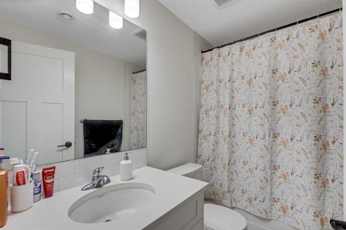 145 Lucas Crescent Nw, Calgary, AB - Indoor Photo Showing Bathroom