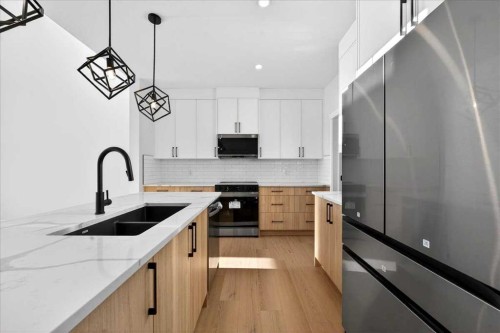 11 Lakewood Way, Strathmore, AB - Indoor Photo Showing Kitchen With Double Sink With Upgraded Kitchen