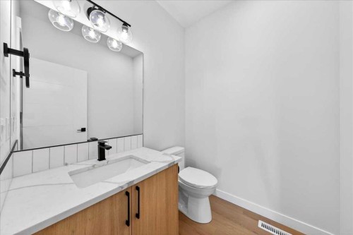 11 Lakewood Way, Strathmore, AB - Indoor Photo Showing Bathroom