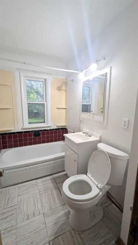 1436 22 Avenue Nw, Calgary, AB - Indoor Photo Showing Bathroom
