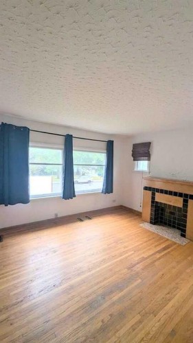 1436 22 Avenue Nw, Calgary, AB - Indoor With Fireplace