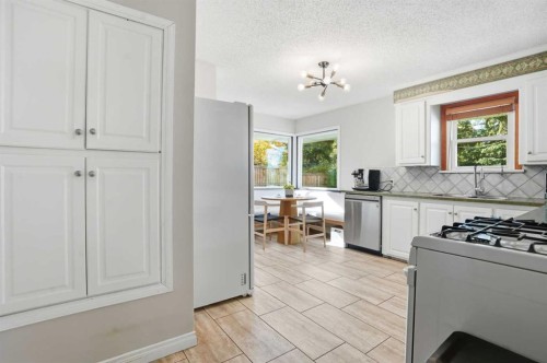 3003 25 Street Sw, Calgary, AB - Indoor Photo Showing Kitchen