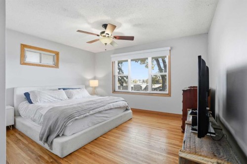 3003 25 Street Sw, Calgary, AB - Indoor Photo Showing Bedroom