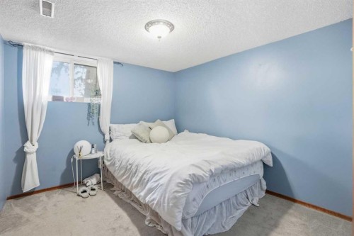 3003 25 Street Sw, Calgary, AB - Indoor Photo Showing Bedroom
