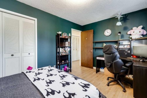5611 Maidstone Crescent Ne, Calgary, AB - Indoor Photo Showing Bedroom