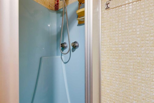 5611 Maidstone Crescent Ne, Calgary, AB - Indoor Photo Showing Bathroom