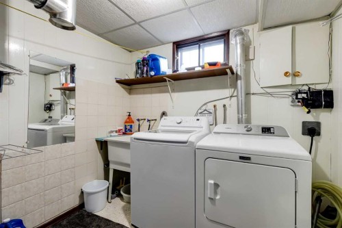 5611 Maidstone Crescent Ne, Calgary, AB - Indoor Photo Showing Laundry Room
