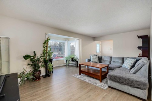 5611 Maidstone Crescent Ne, Calgary, AB - Indoor Photo Showing Living Room