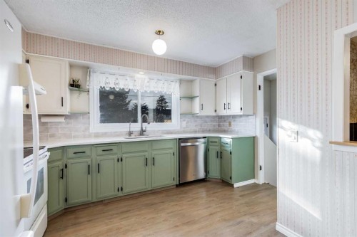 5611 Maidstone Crescent Ne, Calgary, AB - Indoor Photo Showing Kitchen