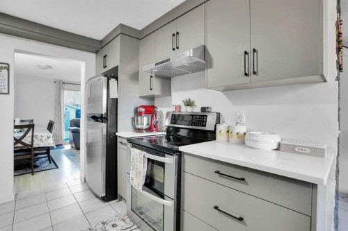 88 Abingdon Crescent Ne, Calgary, AB - Indoor Photo Showing Kitchen