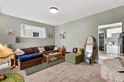 1004 20 Avenue Se, Calgary, AB - Indoor Photo Showing Living Room