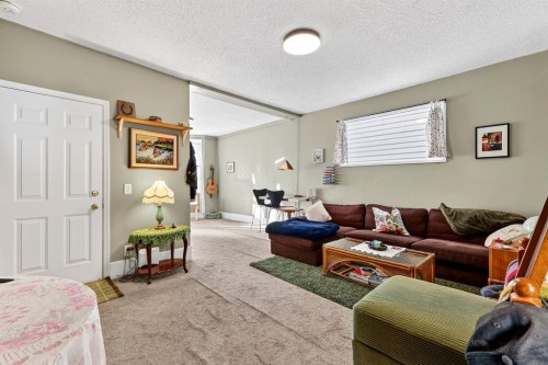 1004 20 Avenue Se, Calgary, AB - Indoor Photo Showing Living Room