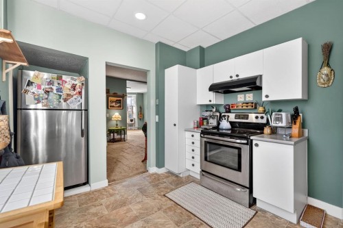 1004 20 Avenue Se, Calgary, AB - Indoor Photo Showing Kitchen